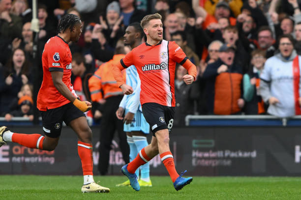 与球迷之间 与球迷之间